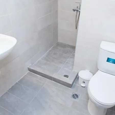 Cosy 2 Bd Apt Near Metaxourgio Area