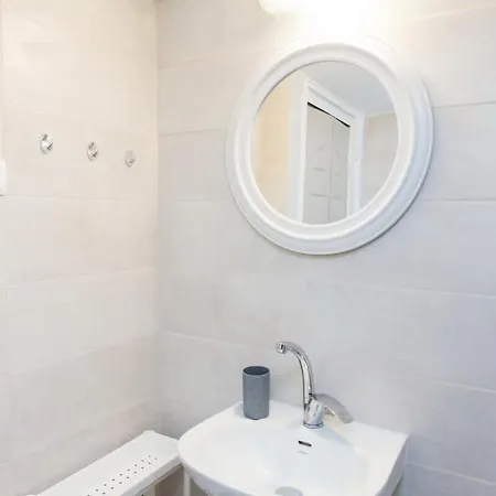Cosy 2 Bd Apt Near Metaxourgio Area
