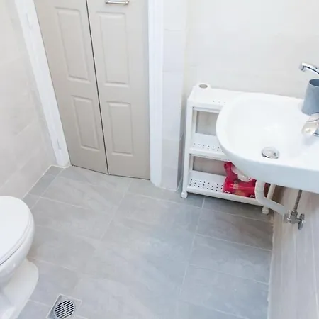 Cosy 2 Bd Apt Near Metaxourgio Area